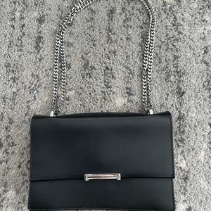 PERFECT BLACK CHAIN BAG FOR ANY NIGHT OUT